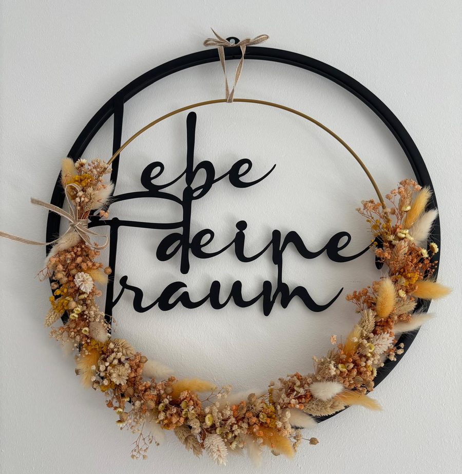 Wandkranz mit Trockenblumen und dem Schriftzug „Lebe deinen Traum“